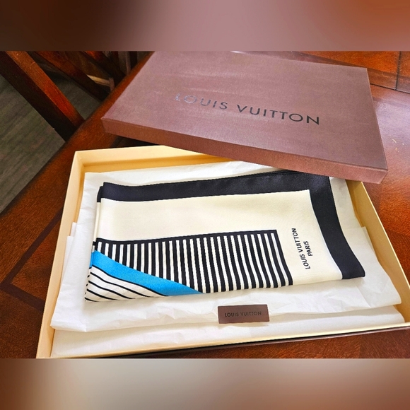 Louis Vuitton Other - Louis Vuitton Scarf